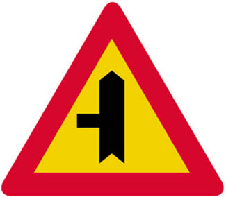 Διακλάδωση με κάθετη οδό αριστερά, οι επί της οποίας κινούμενοι ωφείλουν να παραχωρήσουν προτεραιότητα.